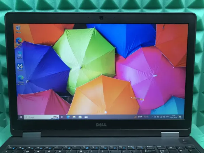 Ноутбук Б-клас Dell Latitude E5570 / 15.6" (1366x768) TN / Intel Core i5-6300U (2 (4) ядра по 2.4 - 3.0 GHz) / 8 GB DDR4 / 256 GB SSD / Intel HD Graphics 520 / WebCam / HDMI / Windows 10 ліцензія б/в - зображення 3