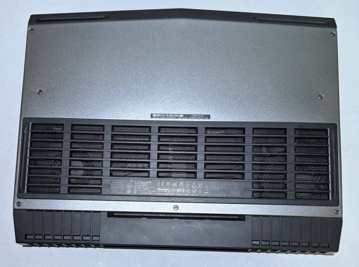 Ігровий ноутбук Dell Alienware 15 R3 / 15.6" (3840x2400) IPS / Intel Core i7-7700HQ (4 (8) ядра по 2.8 - 3.8 GHz) / 32 GB DDR4 / 512 GB SSD + 1000 GB HDD / nVidia GeForce GTX 1070, 8 GB GDDR5, 256-bit / WebCam / Win 11 Pro б/в - зображення 6