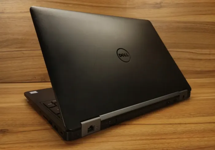 Ноутбук Б-клас Dell Latitude E5570 / 15.6" (1366x768) TN / Intel Core i5-6300U (2 (4) ядра по 2.4 GHz) / 8 GB DDR4 / 256 GB SSD / Intel HD Graphics 520 / WebCam б/в - зображення 6