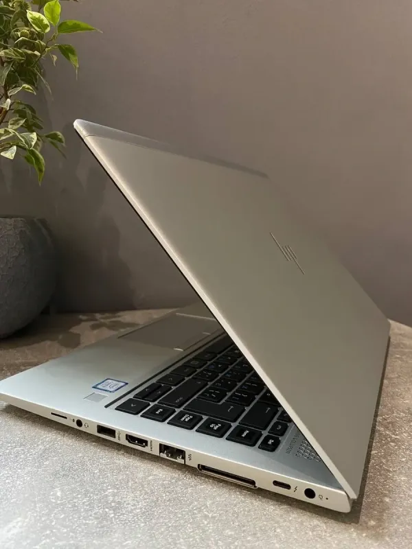 Ультрабук HP EliteBook 840 G5 / 14" (1920x1080) TN / Intel Core i5-8250U (4 (8) ядра по 1.6 - 3.4 GHz) / 8 GB DDR4 / 256 GB SSD M.2 / Intel HD Graphics 620 / WebCam / Win 10 б/в - зображення 4