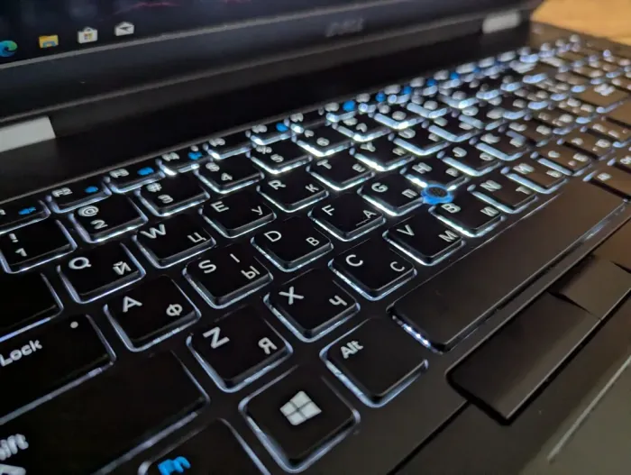 Ноутбук Dell Latitude E5570 / 15.6" (1920x1080) IPS / Intel Core i7-6600U (2 (4) ядра по 2.6 - 3.4 GHz) / 16 GB DDR4 / 500 GB SSD / AMD Radeon R7 M360, 2 GB DDR3, 64-bit / WebCam / Windows 10 б/в - зображення 6