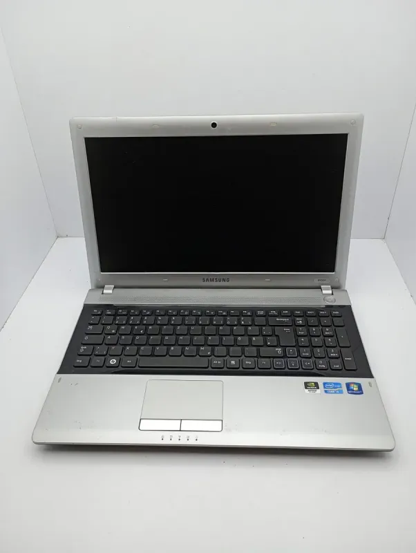 Ноутбук Samsung R520 / 15.6" (1366x768) TN / Intel Core i5-2410M (2 (4) ядра по 2.3 - 2.9 GHz) / 6 GB DDR3 / 500 GB HDD / nVidia GeForce GT 520M, 1 GB GDDR3, 64-bit / WebCam б/в - зображення 2