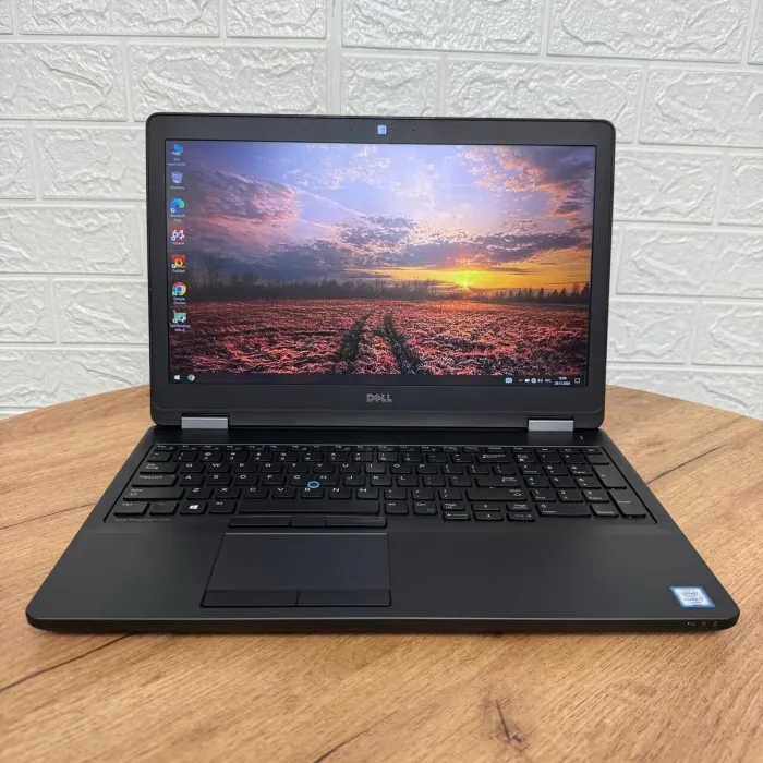 Мобільна робоча станція Б-клас Dell Precision 3510 / 15.6" (1920x1080) IPS / Intel Core i7-6820HQ (4 (8) ядра по 2.7 - 3.6 GHz) / 8 GB DDR4 / 256 GB SSD / AMD FirePro W5130M, 2 GB GDDR5, 128-bit / WebCam б/в - зображення 2