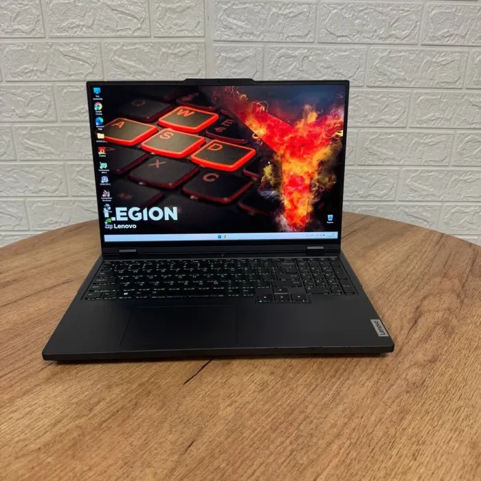 Ігровий ноутбук Б-клас Lenovo Legion Pro 5 16IRX8 / 16" (2560x1600) IPS / Intel Core i7-13700HX (16 (24) ядра по 3.7 - 5.0 GHz) / 32 GB DDR5 / 1000 GB SSD / nVidia GeForce RTX 4070, 8 GB GDDR6, 128-bit / WebCam б/в - зображення 2