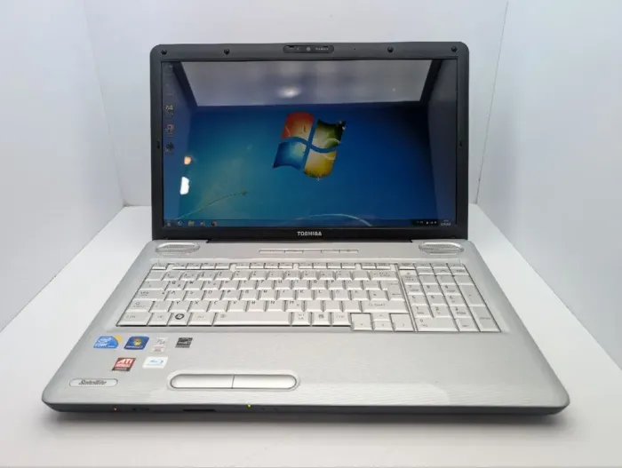 Ноутбук Toshiba Satellite L550 / 17.3" (1600x900) TN / Intel Core i3-330M (2 (4) ядра по 2.13 GHz) / 6 GB DDR3 / 320 GB HDD / AMD Radeon HD 4650, 1 GB GDDR3, 128-bit / WebCam / DVD-ROM б/в - зображення 2