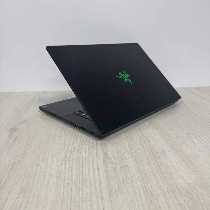 Ігровий ноутбук Razer Blade 16 RZ09-0510 / 16" (2560x1600) IPS / Intel Core i9-14900HX (24 (32) ядра по 2,2 - 5,7 ГГц) / 32 ГБ DDR5 / 2000 ГБ SSD NVMe / nVidia GeForce RTX 4090, 16 ГБ GDDR6, 256-біт / Веб-камера б/в - зображення 8