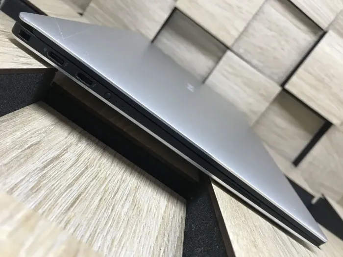 Ультрабук Б-клас Dell XPS 13 7390 / 13.3" (1920x1080) IPS / Intel Core i5-10210U (4 (8) ядра по 1.6 - 4.2 GHz) / 8 GB DDR3 / 240 GB SSD M.2 / Intel UHD Graphics / WebCam / Windows 10 б/в - зображення 5