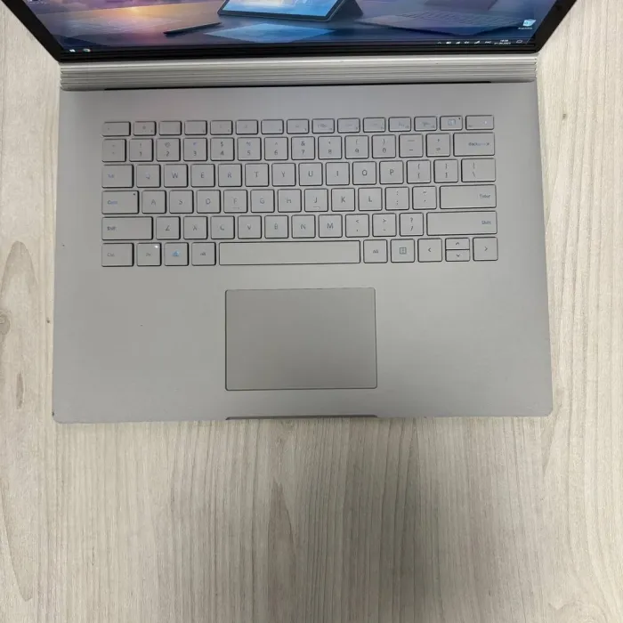 Ігровий ультрабук-трансформер Б-клас Microsoft Surface Book 2 / 15.0" (3240x2160) IPS Touch / Intel Core i7-8650U (4 (8) ядра по 1.9 - 4.2 GHz) / 16 GB DDR3 / 250 GB SSD NVMe / nVidia GeForce GTX 1060, 6 GB GDDR5, 192-bit / WebCam б/в - зображення 6