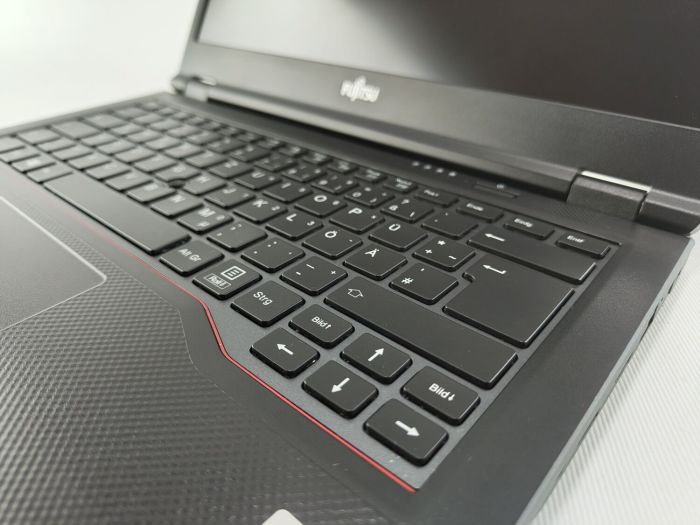 Ноутбук Fujitsu LifeBook E5411 / 14" (1920x1080) IPS / Intel Core i5-1135G7 (4 (8) ядра по 2.4 - 4.2 GHz) / 16 GB DDR4 / 240 GB SSD M.2 / Intel UHD Graphics / WebCam б/в - зображення 3