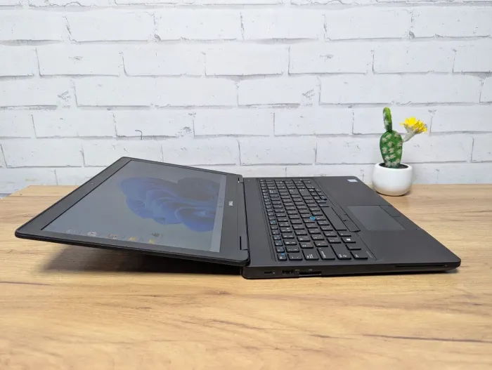 Ноутбук Dell Latitude 5580 / 15.6" (1920x1080) TN / Intel Core i5-6300U (2 (4) ядра по 2.4 - 3.0 GHz) / 8 GB DDR4 / 256 GB SSD / Intel HD Graphics 520 / WebCam б/в - зображення 7