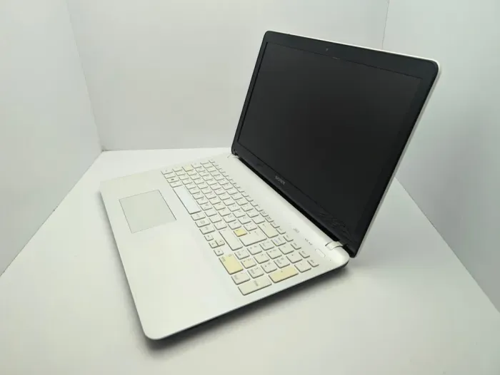 Ноутбук Sony SVF152C29M / 15.6" (1366x768) TN / Intel Pentium 2117U (2 ядра по 1.8 GHz) / 6 GB DDR3 / 320 GB HDD / Intel HD Graphics 2500 / WebCam б/в - зображення 4