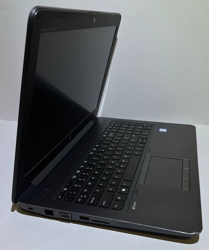 Ноутбук Б-клас HP ZBook 15 G4 / 15.6" (1920x1080) TN / Intel Core i7-7820HQ (4 (8) ядра по 2.9 - 3.9 GHz) / 16 GB DDR4 / 512 GB SSD / Intel HD Graphics 630 / WebCam / Win 11 Pro б/в - зображення 4