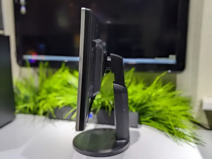 Монітор LG Flatron W2242T / 22" (1680x1050) TN / VGA, DVI / VESA 100x100 б/в - зображення 4