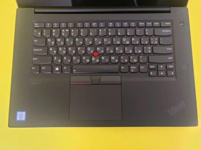 Мобільна робоча станція Lenovo ThinkPad P1 / 15.6" (3840x2160) Touch OLED / Intel Core i7-9850H (6 (12) ядер по 2.6 - 4.6 GHz) / 16 GB DDR4 / 480 GB SSD / nVidia Quadro T1000, 4 GB DDR5, 128-bit / WebCam б/в - зображення 3