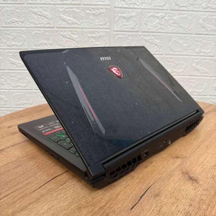 Ігровий ноутбук MSI GT62VR 7RE Dominator Pro / 15.6" (1920x1080) IPS / Intel Core i7-7700HQ (4 (8) ядра по 2.8 - 3.8 GHz) / 16 GB DDR4 / 256 GB SSD M.2 + 1000 GB HDD / nVidia GeForce GTX 1070, 8 GB GDDR5, 256-bit / WebCam б/в - зображення 6