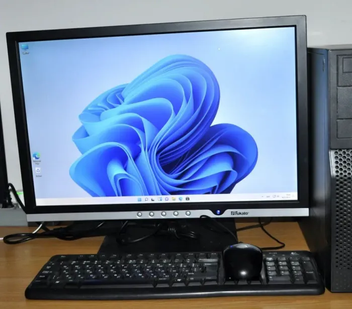 Комплект ПК: Fujitsu P556 E85+ Tower / Intel Core i3-6100 (2 (4) ядра по 3.7 GHz) / 8 GB DDR4 / 256 GB SSD NEW + 320 GB HDD / Intel HD Graphics 530 + Монітор Б-клас 22" (1680x1050) TN/DVI/Divisional brands + Клавіатура, мишка, кабелі, Windows 11 Pro б/в - зображення 3