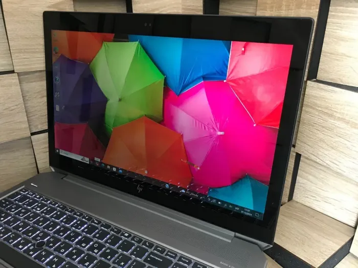 Мобільна робоча станція Б-клас HP ZBook 15 G5 / 15.6" (1920x1080) IPS Touch / Intel Core i7-8750H (6 (12) ядер по 2.2 - 4.1 GHz) / 16 GB DDR4 / 480 GB SSD / nVidia Quadro P1000, 4 GB GDDR5, 128-bit / WebCam б/в - зображення 2
