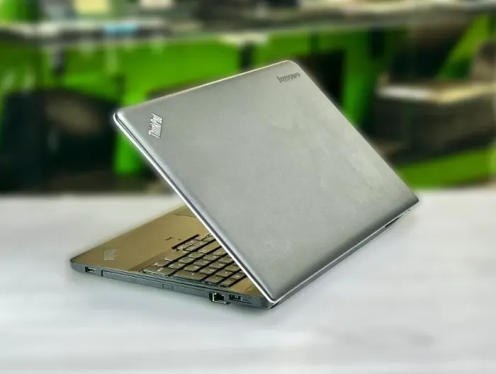 Ноутбук Б-клас Lenovo ThinkPad E531/15.6" (1366x768) TN/Intel Core i3-3110M (2(4) ядра по 2.4 GHz) / 6 GB DDR3 / 128 GB SSD / nVidia GeForce GT 740M, 2 GB GDDR3, 64-bit / WebCam / Win 10 Pro / Батарея не тримає б/в - зображення 5