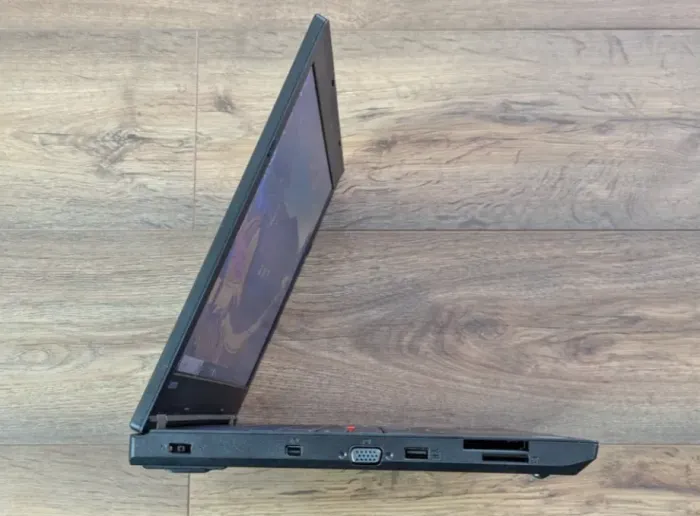 Ноутбук Lenovo ThinkPad L570 / 15.6" (1366x768) TN / Intel Core i5-6300U (2 (4) ядра по 2.4 - 3.0 GHz) / 8 GB DDR4 / 250 GB SSD / Intel HD Graphics 520 / WebCam б/в - зображення 4