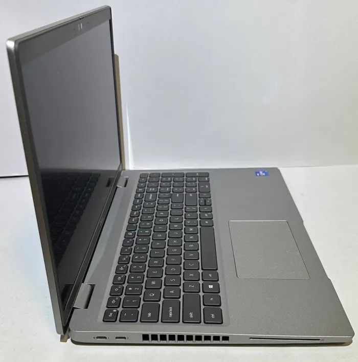 Ультрабук Б-клас Dell Latitude 5520 / 15,6" (1920x1080) IPS / Intel Core i7-1185G7 (4 (8) ядра по 3,0 - 4,8 ГГц) / 16 ГБ DDR4 / 512 ГБ SSD / Intel Iris Xe Graphics / WebCam б/в - зображення 7