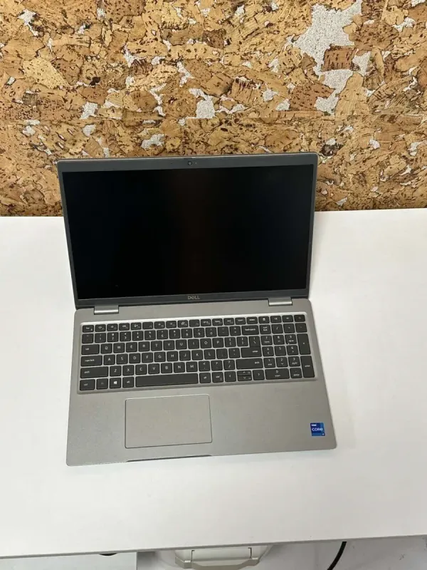 Ультрабук Dell Precision 3560 / 15.6" (1366x768) TN / Intel Core i7-1165G7 (4 (8) ядра по 2.8 - 4.7 GHz) / 16 GB DDR4 / 256 GB SSD / Intel Iris Xe Graphics / WebCam / HDMI б/в - зображення 2