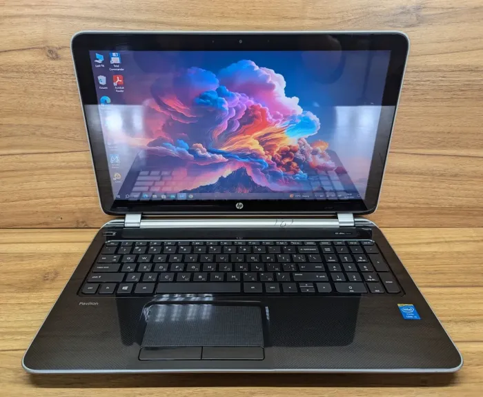 Ноутбук HP Pavilion 15-n040us / 15.6" (1366x768) TN Touch / Intel Core i3-4005U (2 (4) ядра по 1.7 GHz) / 8 GB DDR3 / 240 GB SSD / Intel HD Graphics 4400 / WebCam / Windows 10 б/в - зображення 2