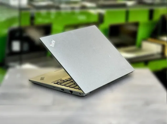 Ноутбук Б-клас Lenovo ThinkPad E480 / 14" (1920x1080) IPS / Intel Core i7-8550U (4 (8) ядра по 1.8 - 4.0 GHz) / 16 GB DDR4 / 256 GB SSD + 1000 GB HDD / AMD Radeon RX 550, 2 GB GDDR5, 64-bit / WebCam б/в - зображення 5