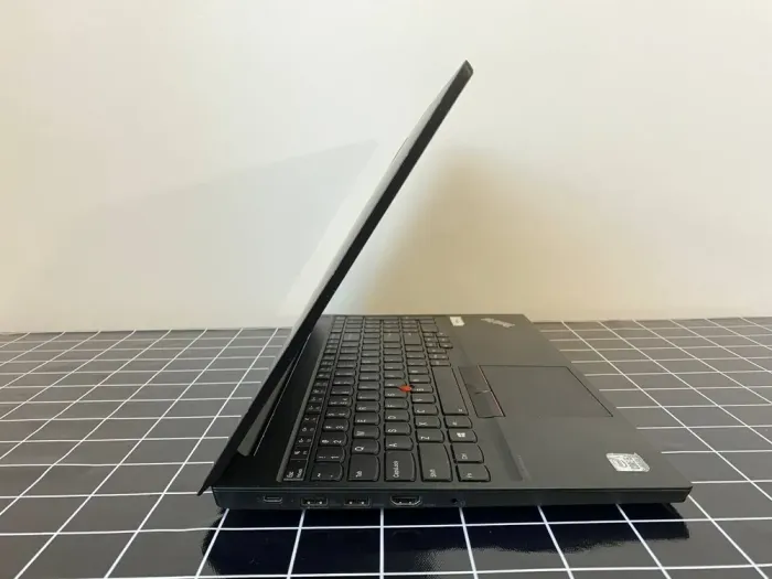 Ноутбук Lenovo ThinkPad E15 / 15.6" (1920x1080) IPS / Intel Core i5-10210U (4 (8) ядра по 1.6 - 4.2 GHz) / 8 GB DDR4 / 256 GB SSD / Intel UHD Graphics / WebCam / USB 3.1 / HDMI б/в - зображення 5