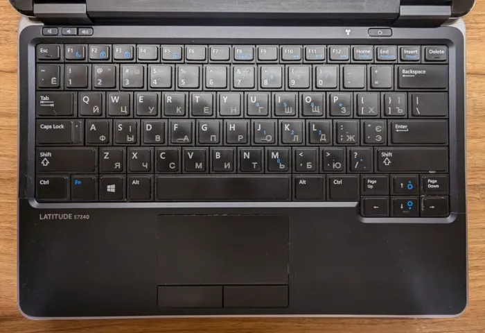 Нетбук Б-клас Dell Latitude E7240 / 12.5" (1366x768) TN / Intel Core i5-4300U (2 (4) ядра по 1.9 - 2.9 GHz) / 4 GB DDR3 / 128 GB SSD / Intel HD Graphics 4400 / WebCam / Windows 10 б/в - зображення 4