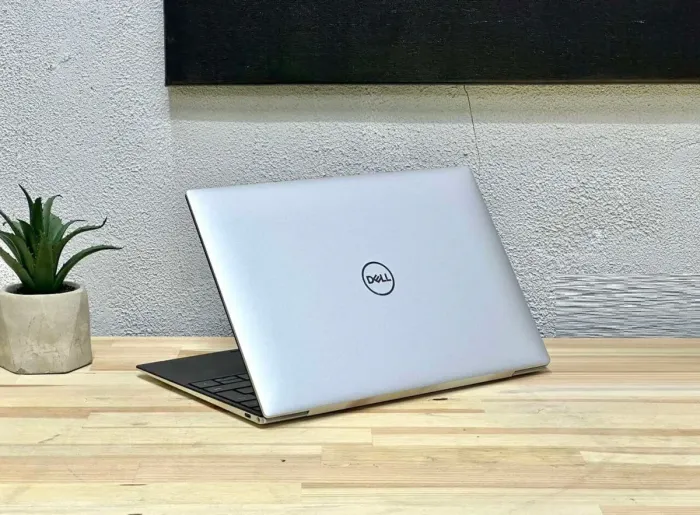 Ультрабук Dell XPS 13 9310 / 13.3" (3840x2400) IPS Touch / Intel Core i7-1185G7 (4 (8) ядра по 3.0 - 4.8 GHz) / 16 GB DDR4 / 1000 GB SSD / Intel Iris Xe Graphics / WebCam б/в - зображення 2