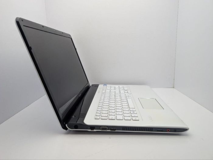 Ноутбук Sony SVE-171G12M / 17.3" (1600x900) TN / Intel Core i3-3120M (2 (4) ядра по 2.5 GHz) / 8 GB DDR3 / 1000 GB HDD / Intel HD Graphics 4000 / WebCam / DVD-ROM б/в - зображення 4