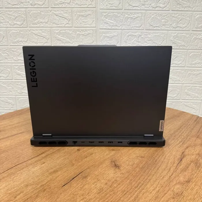 Ігровий ноутбук Lenovo Legion Pro 7 16IRX8H / 16" (2560x1600) IPS / Intel Core i9-14900HX (24 (32) ядра по 2.2 - 5.7 GHz) / 32 GB DDR5 / 1000 GB SSD NVMe / nVidia GeForce RTX 4090, 16 GB GDDR6, 256-bit / WebCam б/в - зображення 3