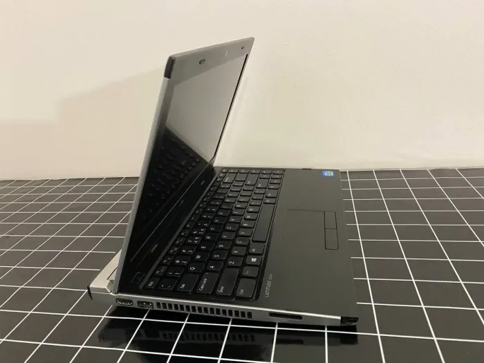 Ультрабук Б-клас Dell Latitude 3330 / 13.3" (1366x768) TN / Intel Core i5-3337U (2 (4) ядра по 1.8 - 2.7 GHz) / 8 GB DDR3 / 240 GB SSD / Intel HD Graphics 4000 / WebCam / HDMI б/в - зображення 4
