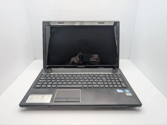 Ноутбук Lenovo G570 / 15.6" (1366x768) TN / Intel Core i3-2350M (2 (4) ядра по 2.3 GHz) / 8 GB DDR3 / 320 GB HDD / Intel HD Graphics 3000 / WebCam / DVD-ROM б/в - зображення 3