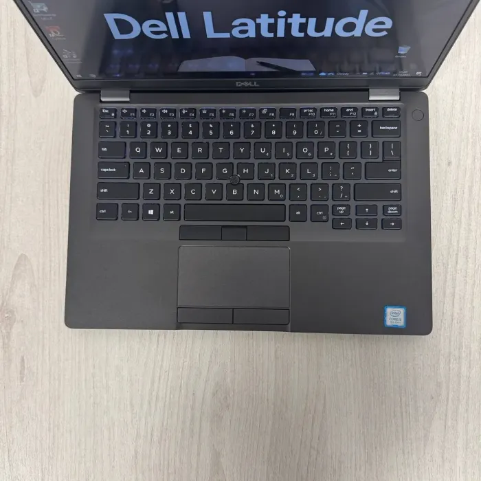 Ультрабук Б-клас Dell Latitude 5400 / 14" (1920x1080) IPS / Intel Core i5-8265U (4 (8) ядра по 1.6 - 3.9 GHz) / 16 GB DDR4 / 256 GB SSD / AMD Radeon 550X, 2 GB GDDR5, 64-bit / WebCam б/в - зображення 3
