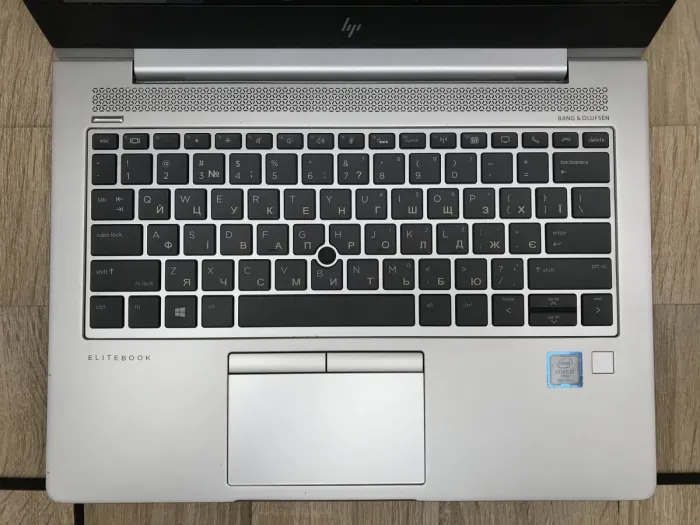 Ультрабук HP EliteBook 830 G5 / 13.3" (1920x1080) IPS / Intel Core i7-8650U (4 (8) ядра по 1.9 - 4.2 GHz) / 8 GB DDR4 / 256 GB SSD M.2 / Intel UHD Graphics 620 / WebCam / USB 3.1 / HDMI б/в - зображення 4