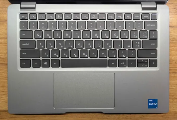 Ультрабук Dell Latitude 5320 / 13.3" (1920x1080) IPS Touch / Intel Core i5-1135G7 (4 (8) ядра по 2.4 - 4.2 GHz) / 16 GB DDR4 / 512 GB SSD / Intel Iris Xe Graphics / TouchID / WebCam / Windows 10 б/в - зображення 3