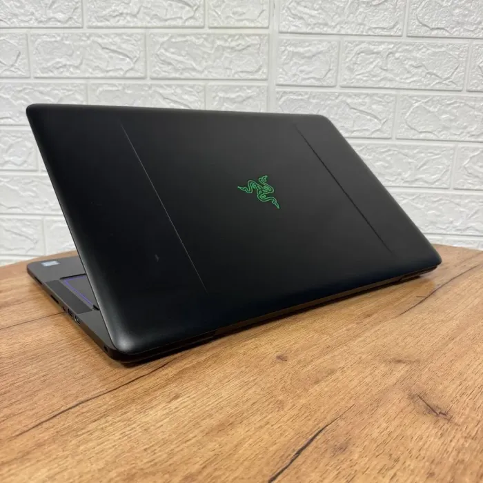 Ігровий ноутбук Б-клас Razer Blade 17 RZ09-0220 / 17.3" (1920x1080) IPS / Intel Core i7-7700HQ (4 (8) ядра по 2.8 - 3.8 GHz) / 16 GB DDR4 / 500 GB SSD / nVidia GeForce GTX 1060, 6 GB GDDR5, 192-bit / WebCam б/в - зображення 6