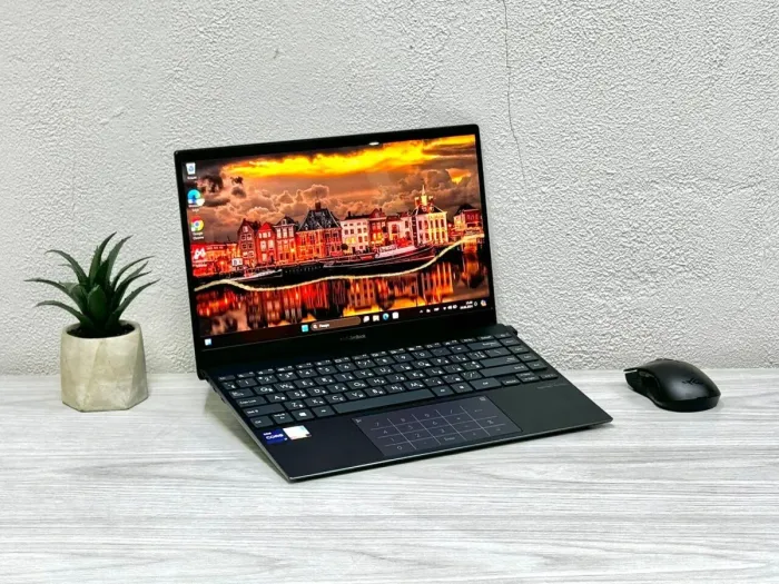 Ультрабук Asus ZenBook UX325EA / 13.3" (1920x1080) OLED / Intel Core i7-1165G7 (4 (8) ядра по 2.8 - 4.7 GHz) / 8 GB DDR4 / 512 GB SSD / Intel Iris Xe Graphics / WebCam / Win 11 Home б/в - зображення 3