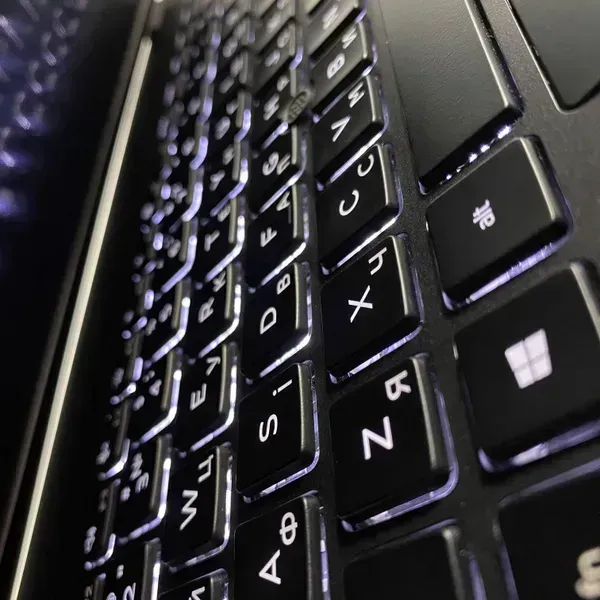 Ультрабук Б-клас Dell Latitude 5500 / 15.6" (1920x1080) IPS / Intel Core i5-8365U (4 (8) ядра по 1.6 - 4.1 GHz) / 16 GB DDR4 / 256 GB SSD / Intel UHD Graphics / WebCam / TouchID б/в - зображення 6