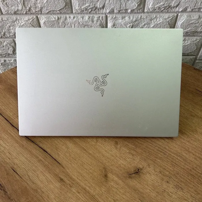 Ігровий ноутбук Б-клас Razer Blade 15 RZ09-0301 Silver / 15.6" (1920x1080) IPS / Intel Core i7-9750H (6 (12) ядер по 2.6 - 4.5 GHz) / 16 GB DDR4 / 512 GB SSD / nVidia GeForce RTX 2070 Max-Q, 8 GB GDDR6, 256-bit / WebCam б/в - зображення 3