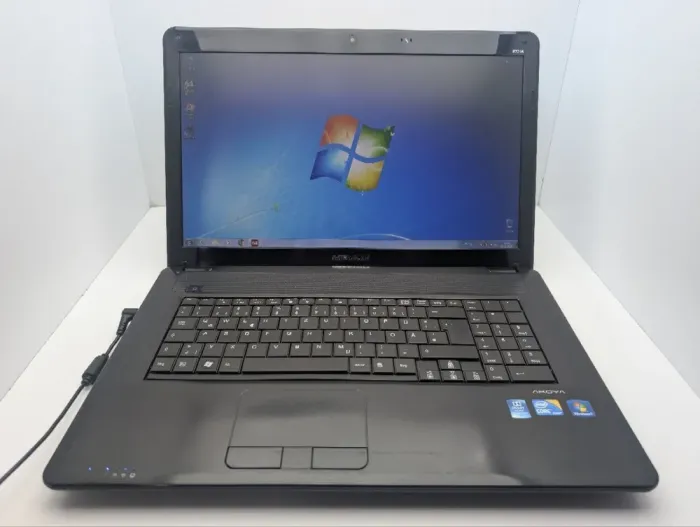 Ноутбук Medion Akoya E7216 / 17.3" (1600x900) TN / Intel Core i3-380M (2 (4) ядра по 2.53 GHz) / 6 GB DDR3 / 320 GB HDD / Intel HD Graphics / WebCam / АКБ не тримає б/в - зображення 2