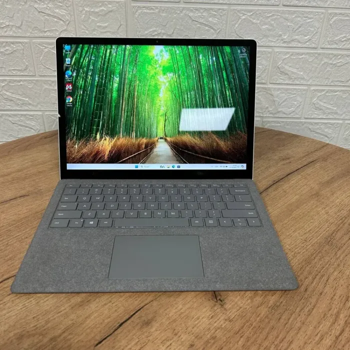 Ультрабук Б-клас Microsoft Surface Laptop 1 / 13.5" (2256x1504) IPS Touch / Intel Core i5-7200U (2 (4) ядра по 2.5 - 3.1 GHz) / 8 GB DDR4 / 256 GB SSD / Intel HD Graphics 620 / WebCam б/в - зображення 2