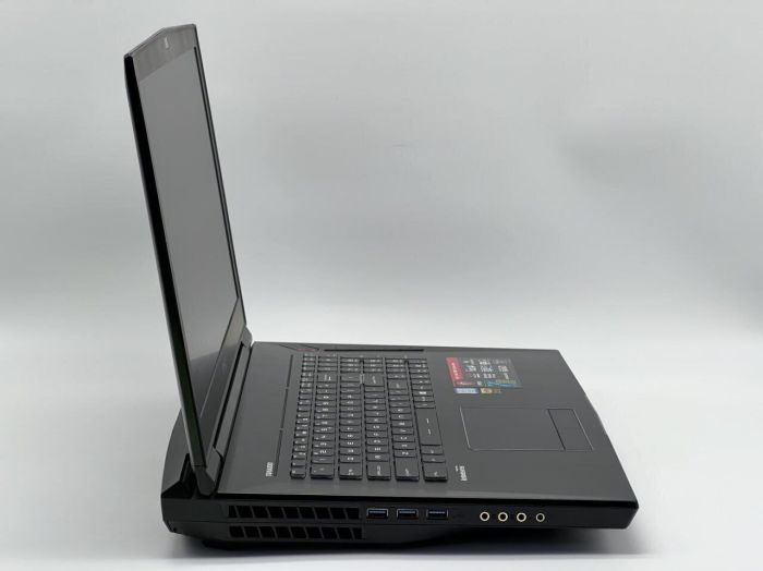 Ігровий ноутбук Б-класу MSI Titan GT73VR 7RF MS-17A1 / 17.3" (1920x1080) IPS / Intel Core i7-7820HK (4 (8) ядра по 2.9 - 3.9 GHz) / 16 GB DDR4 / 960 GB SSD / nVidia GeForce GTX 1080, 8 GB GDDR5, 256-bit / WebCam б/в - изображение 3