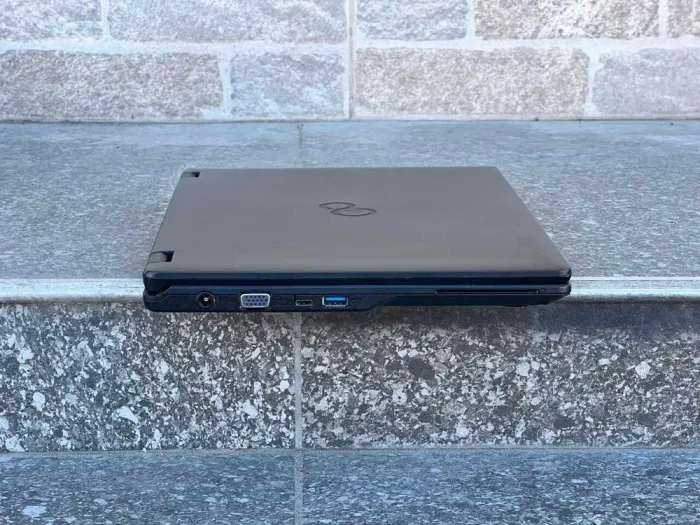 Ультрабук Fujitsu LifeBook E5410 / 14" TN / Intel Core i5-10310U (4(8) ядра по 1.7-4.4 GHz) / 8GB DDR4 / 256GB SSD / UHD Graphics / WebCam / Win 10 б/в - зображення 3