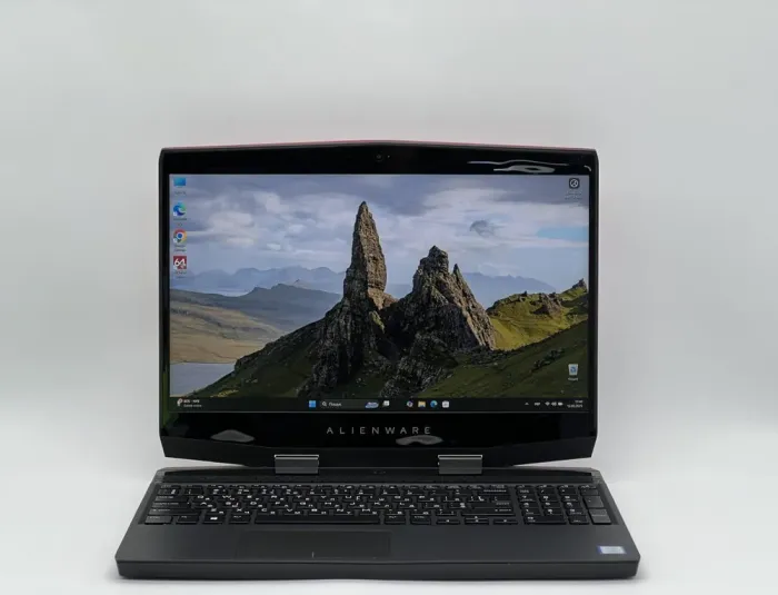 Ігровий ноутбук Dell Alienware m15 / 15.6" (1920x1080) IPS / Intel Core i7-8750H (6 (12) ядер по 2.2 - 4.1 GHz) / 16 GB DDR4 / 480 GB SSD / nVidia GeForce GTX 1070 Max-Q, 8 GB GDDR5, 256-bit / WebCam б/в - зображення 2