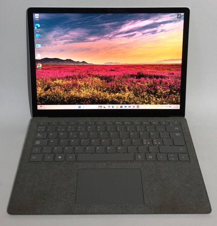 Ультрабук Microsoft Surface Laptop 2 1769 / 13.5" (2256x1504) IPS Touch / Intel Core i5-8350U (4 (8) ядра по 1.7 - 3.6 GHz) / 8 GB DDR4 / 256 GB SSD NVMe / Intel UHD Graphics 620 / WebCam / Win 11 Pro б/в - зображення 2