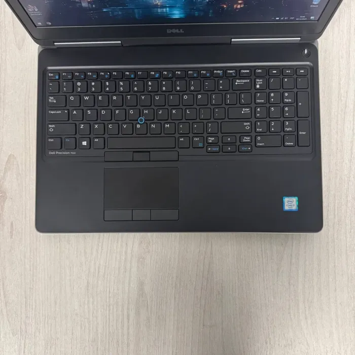 Робоча станція Dell Precision 7510 / 15,6" (1920x1080) IPS / Intel Core i7-6820HQ (4 (8) ядра по 2,7 - 3,6 ГГц) / 16 ГБ DDR4 / 256 ГБ SSD / nVidia Quadro M1000M, 2 ГБ GDDR5, 128-біт / Веб-камера б/в - зображення 3