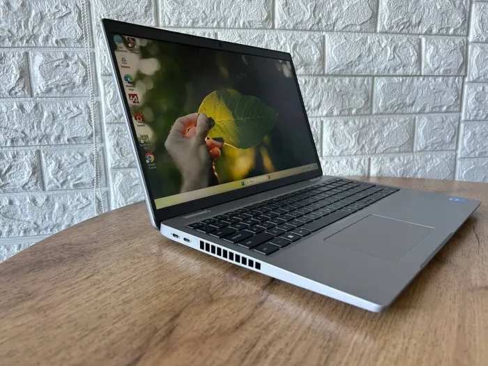 Мобільна робоча станція Dell Precision 3570 / 15.6" (1920x1080) IPS / Intel Core i5-1235U (10 (12) ядер по 3.3 - 4.4 GHz) / 16 GB DDR4 / 256 GB SSD M.2 / nVidia T550, 4 GB GDDR6, 64-bit / WebCam б/в - зображення 3