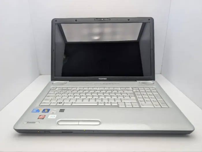 Ноутбук Toshiba Satellite L550 / 17.3" (1600x900) TN / Intel Core i3-330M (2 (4) ядра по 2.13 GHz) / 6 GB DDR3 / 320 GB HDD / AMD Radeon HD 4650, 1 GB GDDR3, 128-bit / WebCam / DVD-ROM б/в - зображення 3
